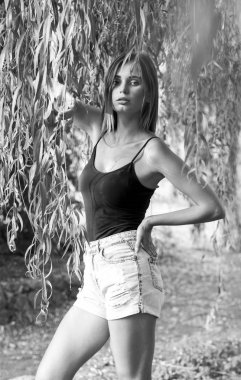 portre, güzel bir kız portresi gülümseyen bir kız bahçede portresi