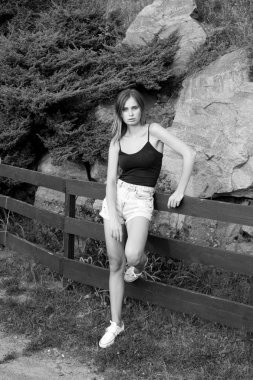 portre, güzel bir kız portresi gülümseyen bir kız bahçede portresi