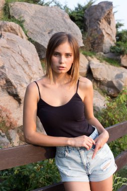 portre, güzel bir kız portresi gülümseyen bir kız bahçede portresi