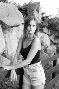 portre, güzel bir kız portresi gülümseyen bir kız bahçede portresi