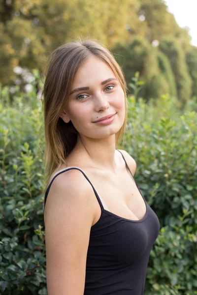 portre, güzel bir kız portresi gülümseyen bir kız bahçede portresi