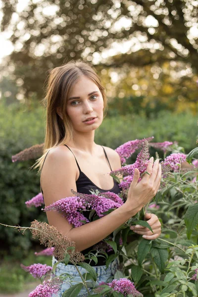 Porträtt Flicka Trädgården Leende Porträtt Vackra Porträtt Flicka — Stockfoto