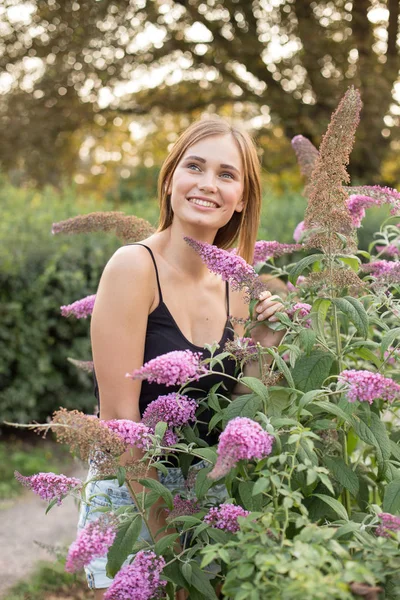 Porträtt Flicka Trädgården Leende Porträtt Vackra Porträtt Flicka — Stockfoto