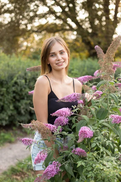 Porträtt Flicka Trädgården Leende Porträtt Vackra Porträtt Flicka — Stockfoto