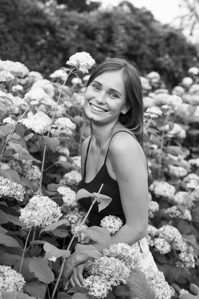 Πορτρέτο Ενός Κοριτσιού Στον Κήπο Χαμογελώντας Πορτρέτο Όμορφο Πορτρέτο Του — Φωτογραφία Αρχείου