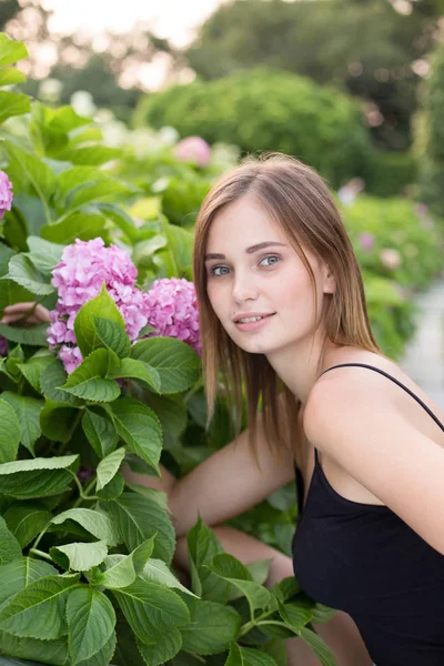 Ritratto Una Ragazza Giardino Ritratto Sorridente Bellissimo Ritratto Una Ragazza — Foto Stock