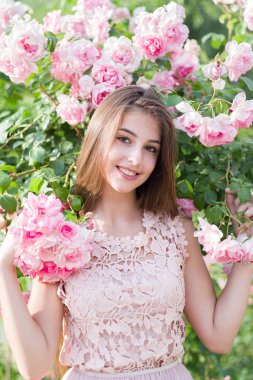 kız ve gül, bir bahçe, gül bir kız portresi