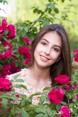 kız ve gül, bir bahçe, gül bir kız portresi