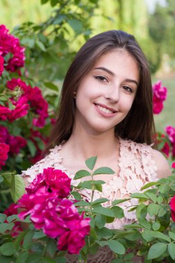 kız ve gül, bir bahçe, gül bir kız portresi