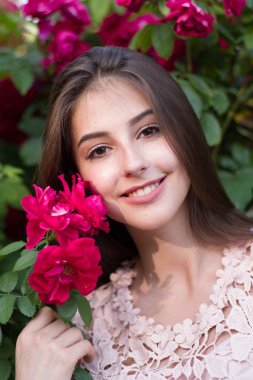 kız ve gül, bir bahçe, gül bir kız portresi