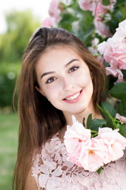 kız ve gül, bir bahçe, gül bir kız portresi