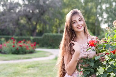 kız ve gül, bir bahçe, gül bir kız portresi