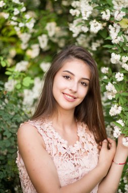 kız ve gül, bir bahçe, gül bir kız portresi