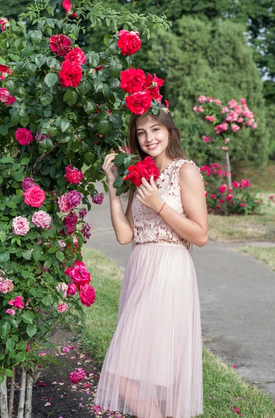 Fille Roses Portrait Une Fille Dans Une Roseraie Roses — Photo