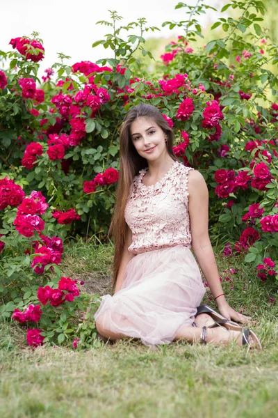女孩和玫瑰 在玫瑰花园的女孩的肖像 — 图库照片