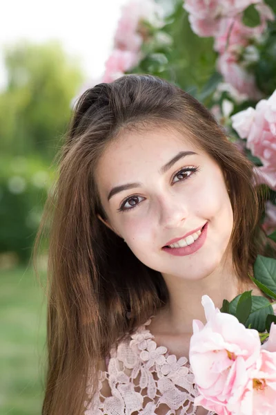 kız ve gül, bir bahçe, gül bir kız portresi