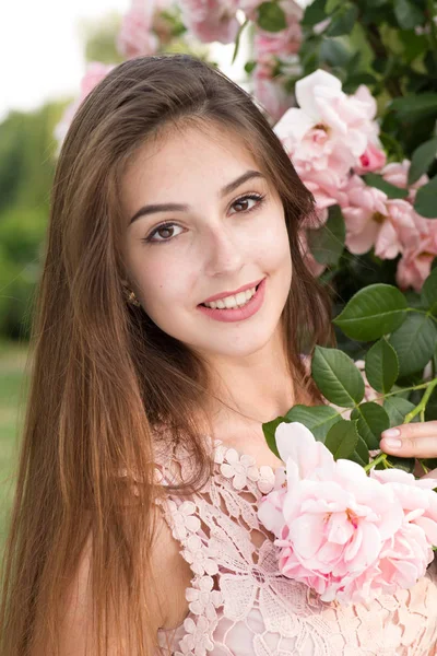 Ragazza Rose Ritratto Una Ragazza Giardino Rose Rose — Foto Stock