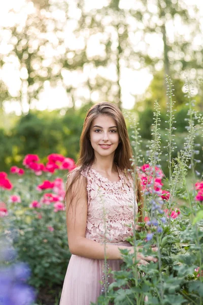 Κορίτσι Και Τριαντάφυλλα Πορτρέτο Ενός Κοριτσιού Ένα Τριαντάφυλλο Κήπος Τριαντάφυλλα — Φωτογραφία Αρχείου