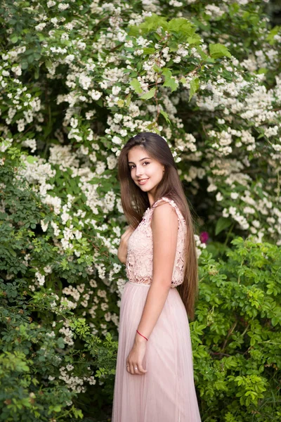 Ragazza Rose Ritratto Una Ragazza Giardino Rose Rose — Foto Stock