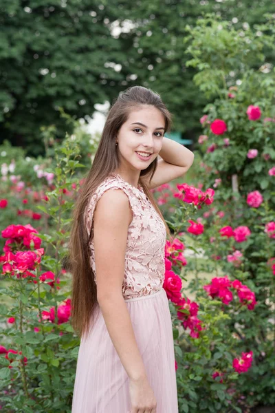 Ragazza Rose Ritratto Una Ragazza Giardino Rose Rose — Foto Stock