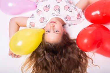 Balonlar, balon çocuk, çocuk beyaz arka plan üzerinde yalan balonlu kızla