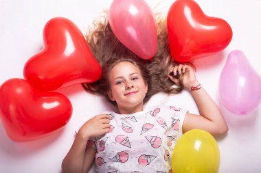 Balonlar, balon çocuk, çocuk beyaz arka plan üzerinde yalan balonlu kızla