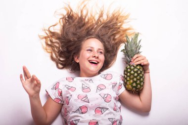 Beyaz arka plan üzerinde ananas ile kız