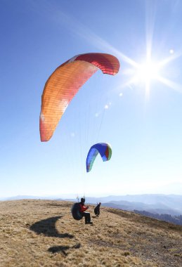 Yamaç paraşütü içinde uğraşan insanlar fotoğraf, paraşütler uçmayı öğrenmek, onlar gibi ne onlar yapmak aşırı duygular, duygular bir sürü almak, yamaç paraşütü çok tehlikelidir. Yüksek dağlarda çok güzelmiş