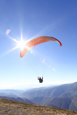 Yamaç paraşütü içinde uğraşan insanlar fotoğraf, paraşütler uçmayı öğrenmek, onlar gibi ne onlar yapmak aşırı duygular, duygular bir sürü almak, yamaç paraşütü çok tehlikelidir. Yüksek dağlarda çok güzelmiş