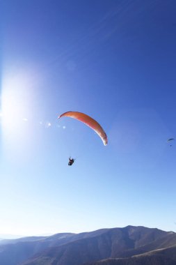Yamaç paraşütü içinde uğraşan insanlar fotoğraf, paraşütler uçmayı öğrenmek, onlar gibi ne onlar yapmak aşırı duygular, duygular bir sürü almak, yamaç paraşütü çok tehlikelidir. Yüksek dağlarda çok güzelmiş