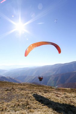 Yamaç paraşütü içinde uğraşan insanlar fotoğraf, paraşütler uçmayı öğrenmek, onlar gibi ne onlar yapmak aşırı duygular, duygular bir sürü almak, yamaç paraşütü çok tehlikelidir. Yüksek dağlarda çok güzelmiş