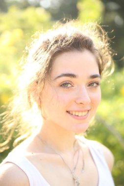 Günbatımı arka planında güzel bir kız botanik garajında bir kız