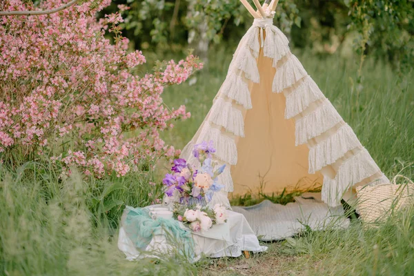 Bröllop Hut Naturen Nära Den Blommande Bushen — Stockfoto