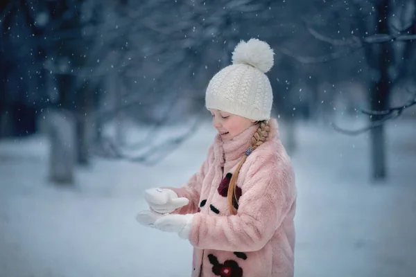 Menina Jogando Parque Neve Casaco Peles — Fotografia de Stock