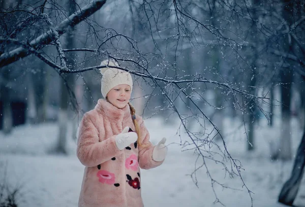 Girl Playing Snow Park Fur Coat — Stock Photo, Image