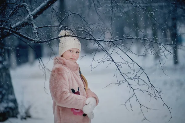 Дівчина Грає Сніжному Парку Шубці — стокове фото