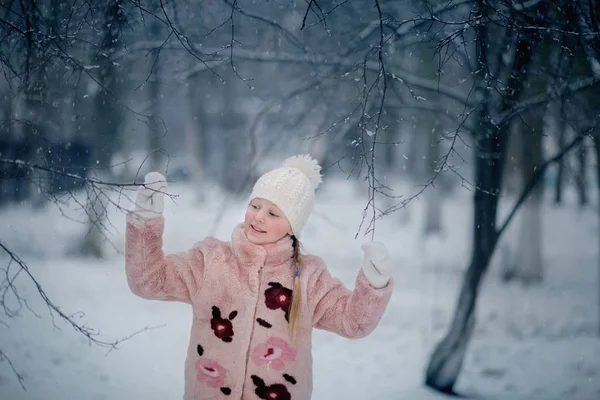 Chica Jugando Parque Nieve Abrigo Piel —  Fotos de Stock