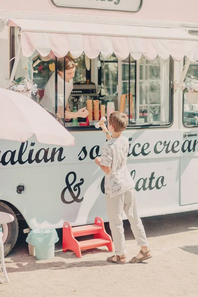 Çocuk Dondurma Pembe Mavi Bir Araba Satın Alır — Stok fotoğraf