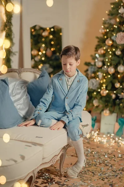 Chlapec Modrém Obleku Vánočního Stromu — Stock fotografie