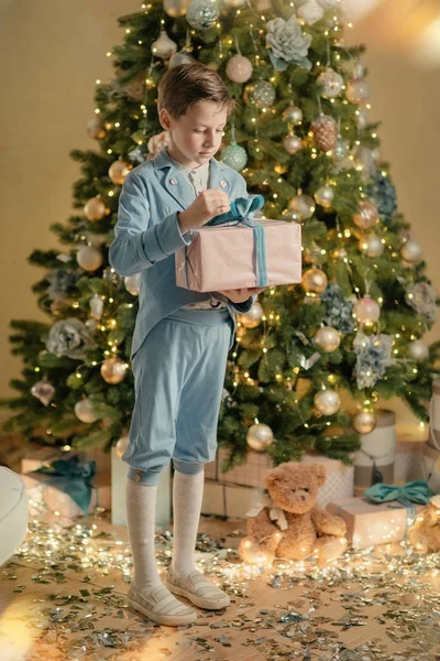 Niño Traje Azul Cerca Del Árbol Navidad —  Fotos de Stock