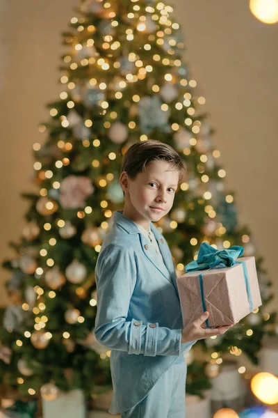 Niño Traje Azul Cerca Del Árbol Navidad —  Fotos de Stock