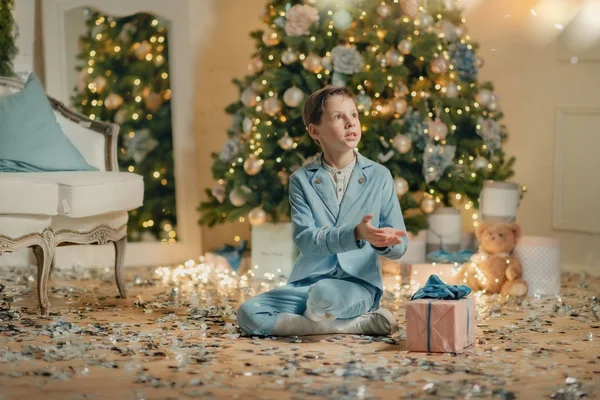 Jongen Blauwe Pak Buurt Van Kerstboom — Stockfoto