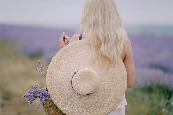 Mädchen Mit Hut Auf Einem Lavendelfeld — Stockfoto