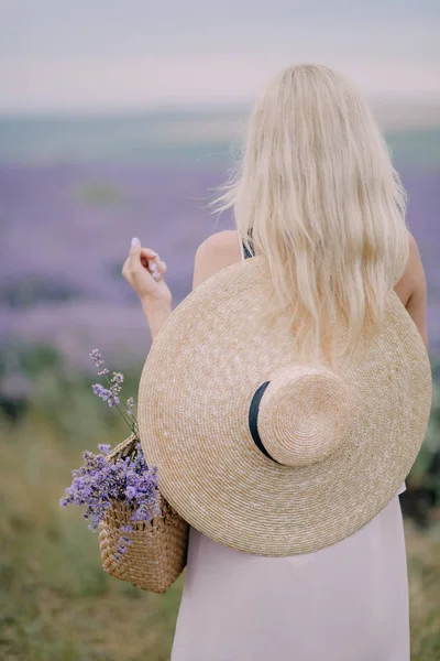 Mädchen Mit Hut Auf Einem Lavendelfeld — Stockfoto