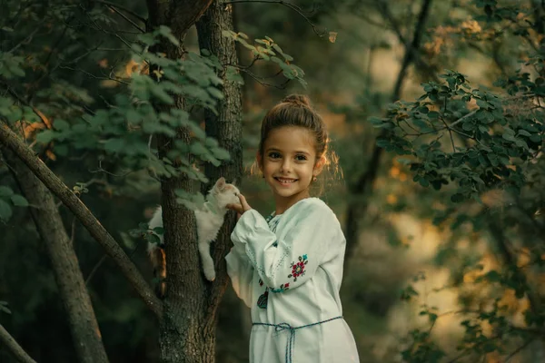 Menina Brincando Com Gatinho — Fotografia de Stock