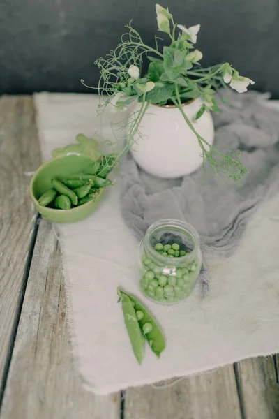 Table Servie Avec Des Vases Avec Des Fleurs Plat Petits — Photo