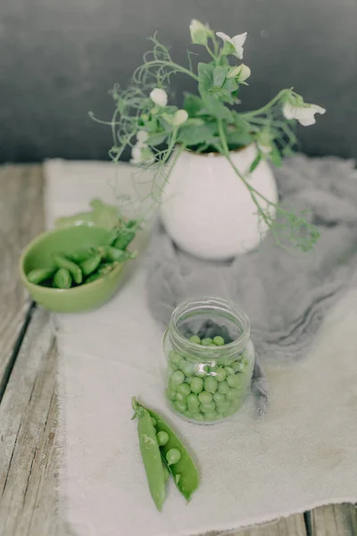 Tafel Geserveerd Met Vazen Met Bloemen Een Schaal Erwten — Stockfoto