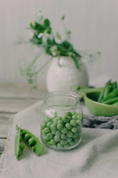 桌上摆满了花瓶 鲜花和豌豆 — 图库照片