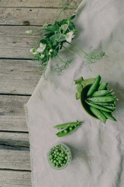 桌上摆满了花瓶 鲜花和豌豆 — 图库照片