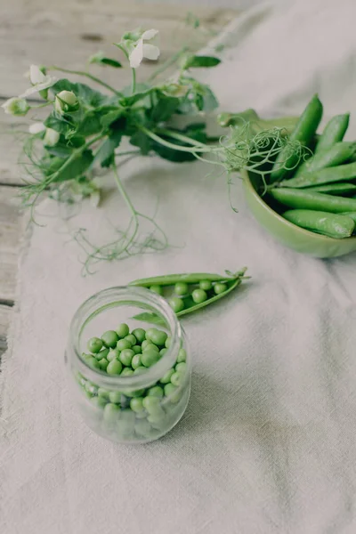 桌上摆满了花瓶 鲜花和豌豆 — 图库照片
